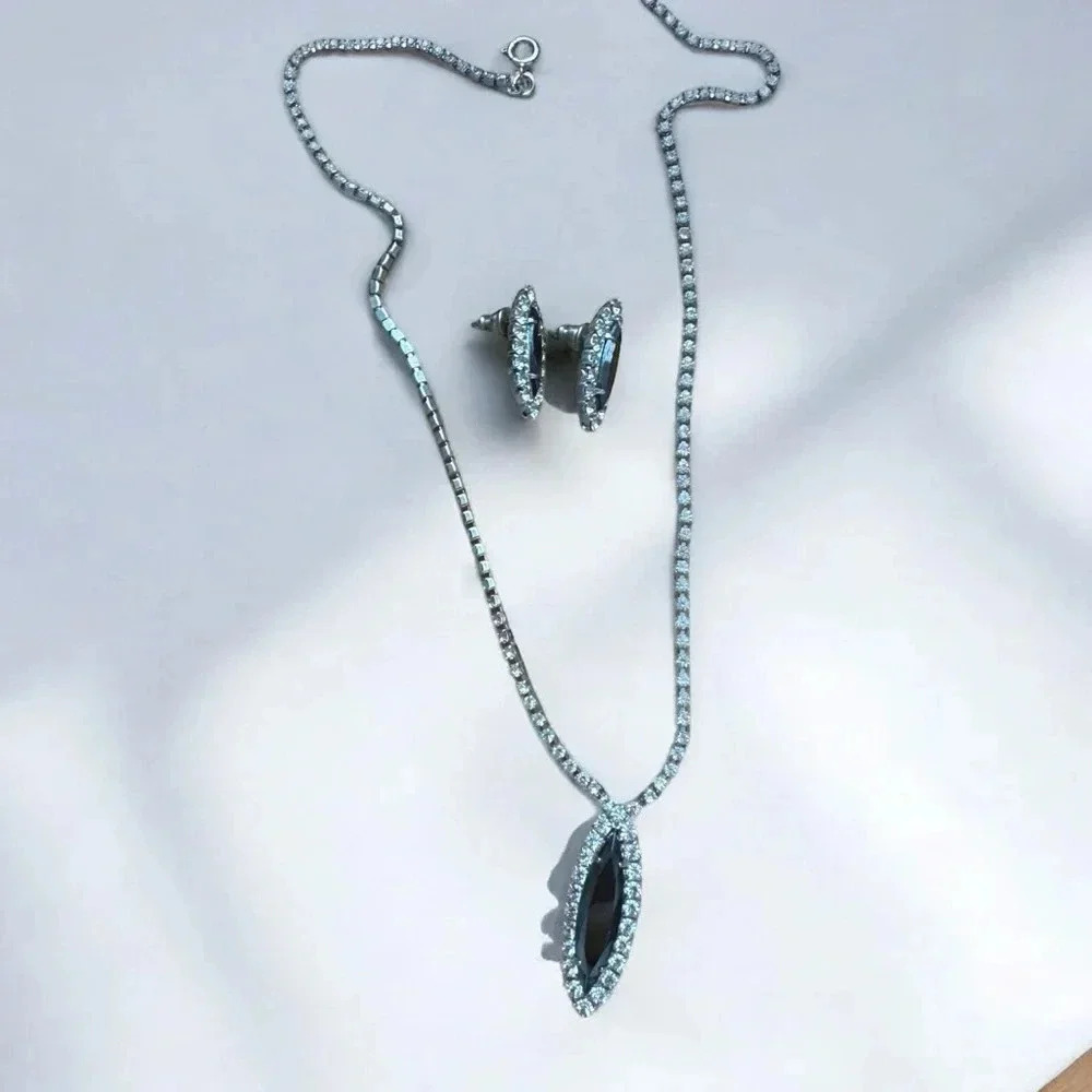 Vinrage Elegant Silver Necklace and Earring Set  with Black Stone Setting 16”